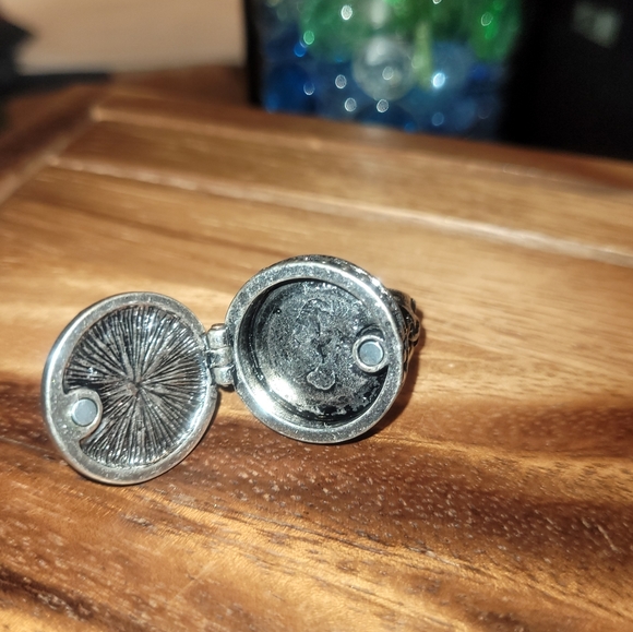 Secret ring - Picture 3 of 3